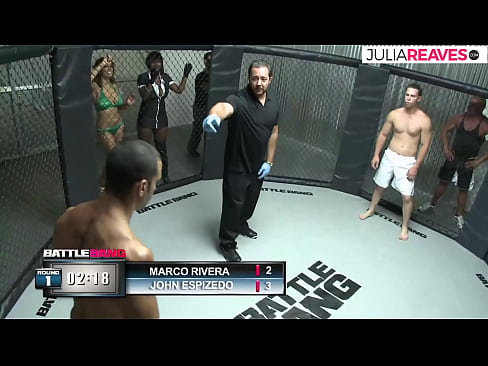 ❤️ Ultimate Fighter ቀለበቱ ውስጥ ከተጣላ በኋላ አንዲት ቁጥር ሴትን ትበዳለች። ❤️❌ በእኛ ❌️❤